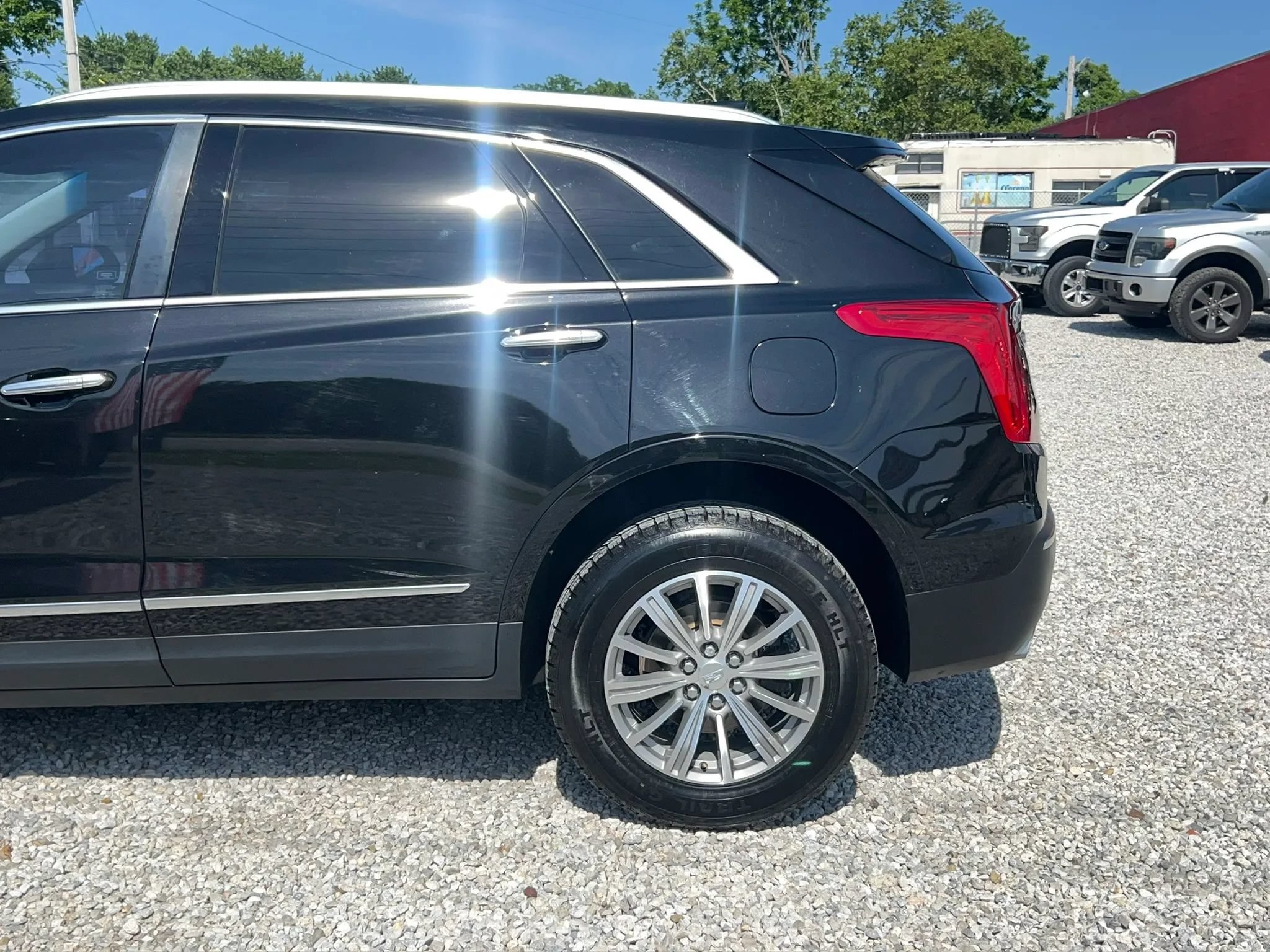 Used 2017 Cadillac XT5 Luxury w/ Driver Awareness Package FWD image 5