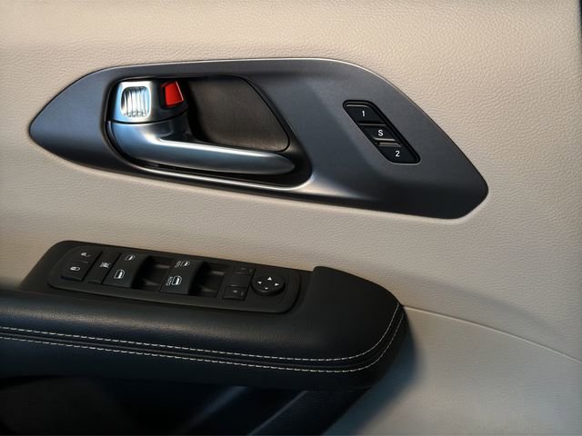 Used 2024 Chrysler Pacifica Touring-L image 15