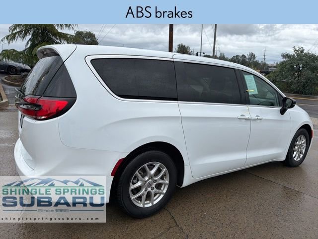 Used 2024 Chrysler Pacifica Touring-L FWD image 4