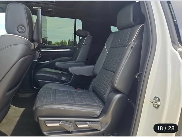 Used 2025 Cadillac Escalade ESV V w/ LPO, ONYX Package AWD/4WD image 10