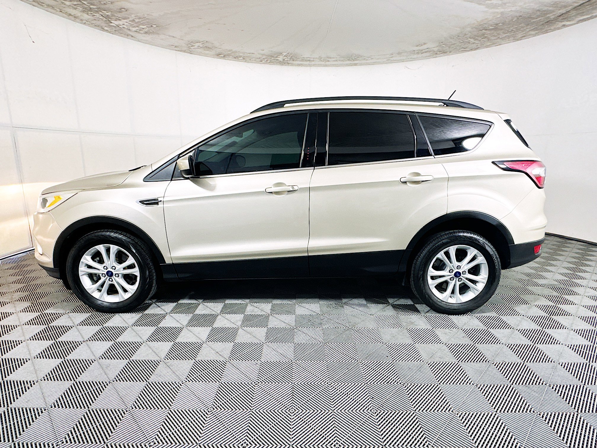 Used 2018 Ford Escape SEL w/ Ford Safe & Smart Package AWD/4WD image 6