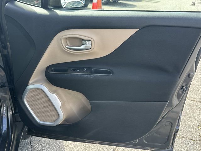 Used 2016 Jeep Renegade Latitude image 17
