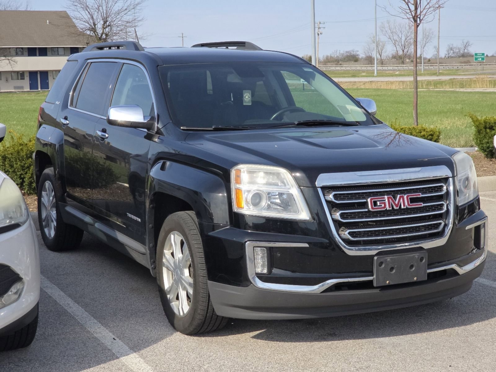 Used 2017 GMC Terrain SLE w/ Chrome Package image 2
