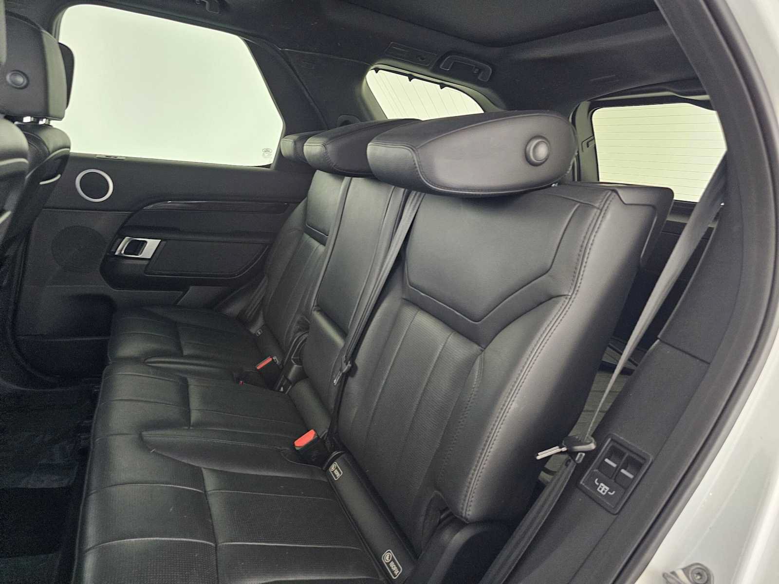 Used 2017 Land Rover Discovery HSE AWD/4WD image 19