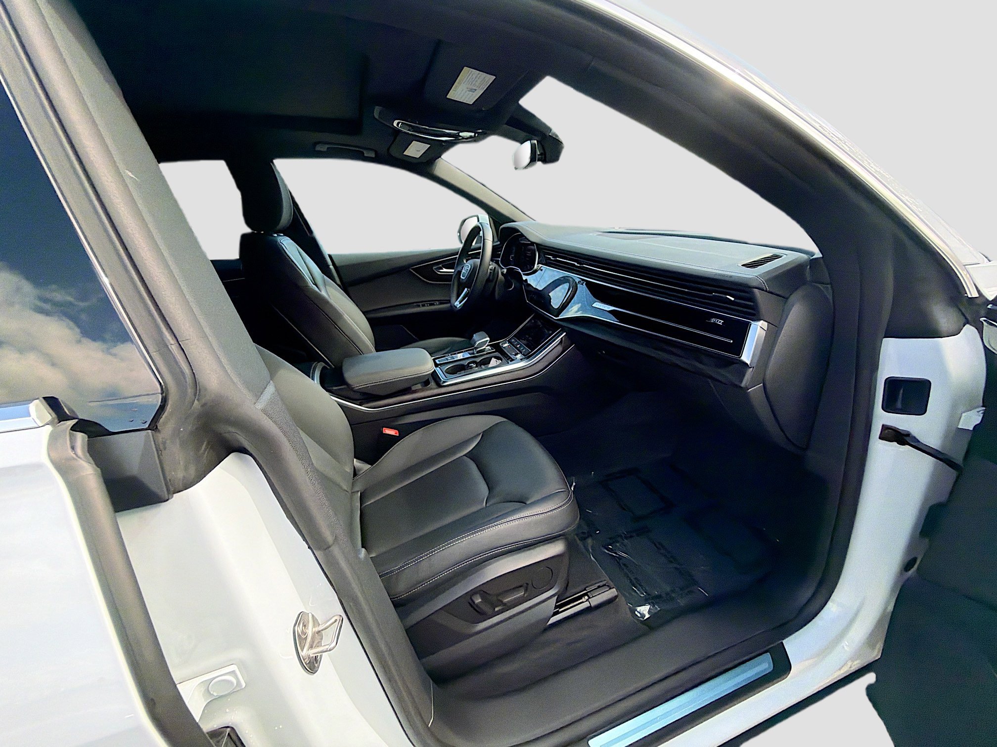 Used 2023 Audi Q8 Premium image 32