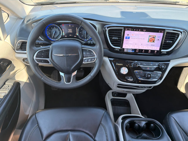 Used 2023 Chrysler Pacifica Touring-L FWD image 22