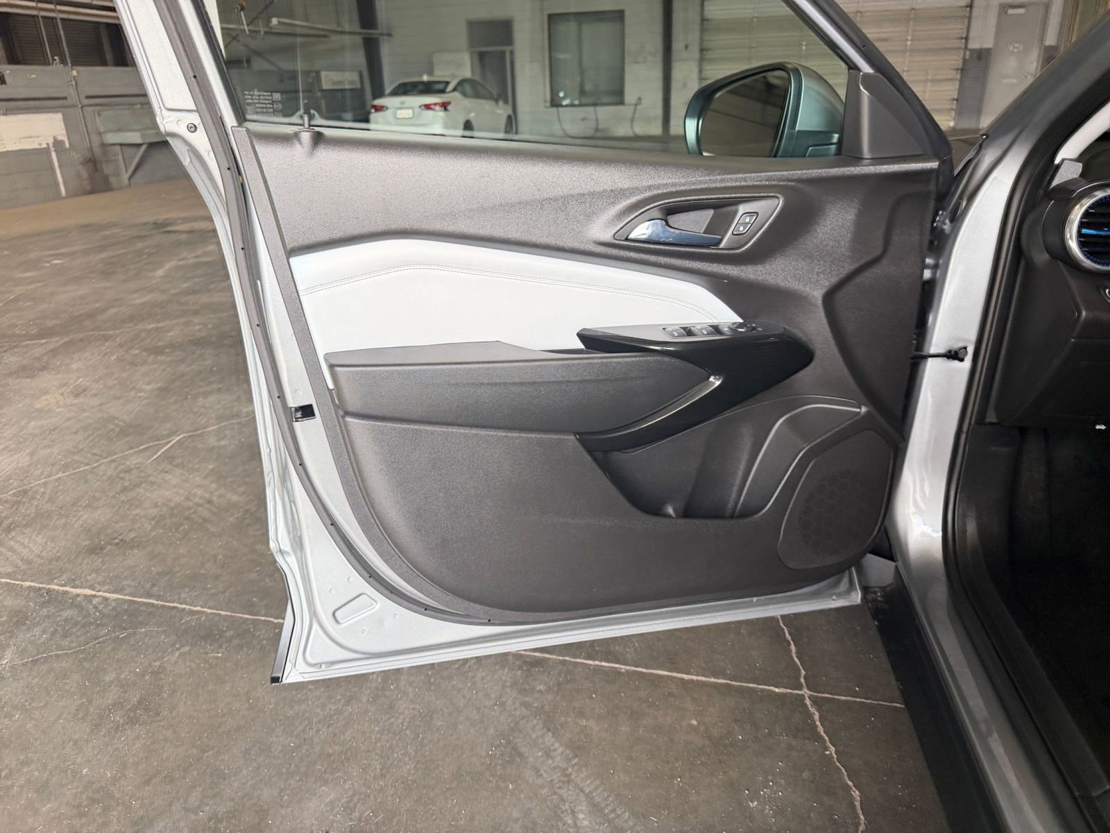 Used 2025 Chevrolet Trax LT image 18