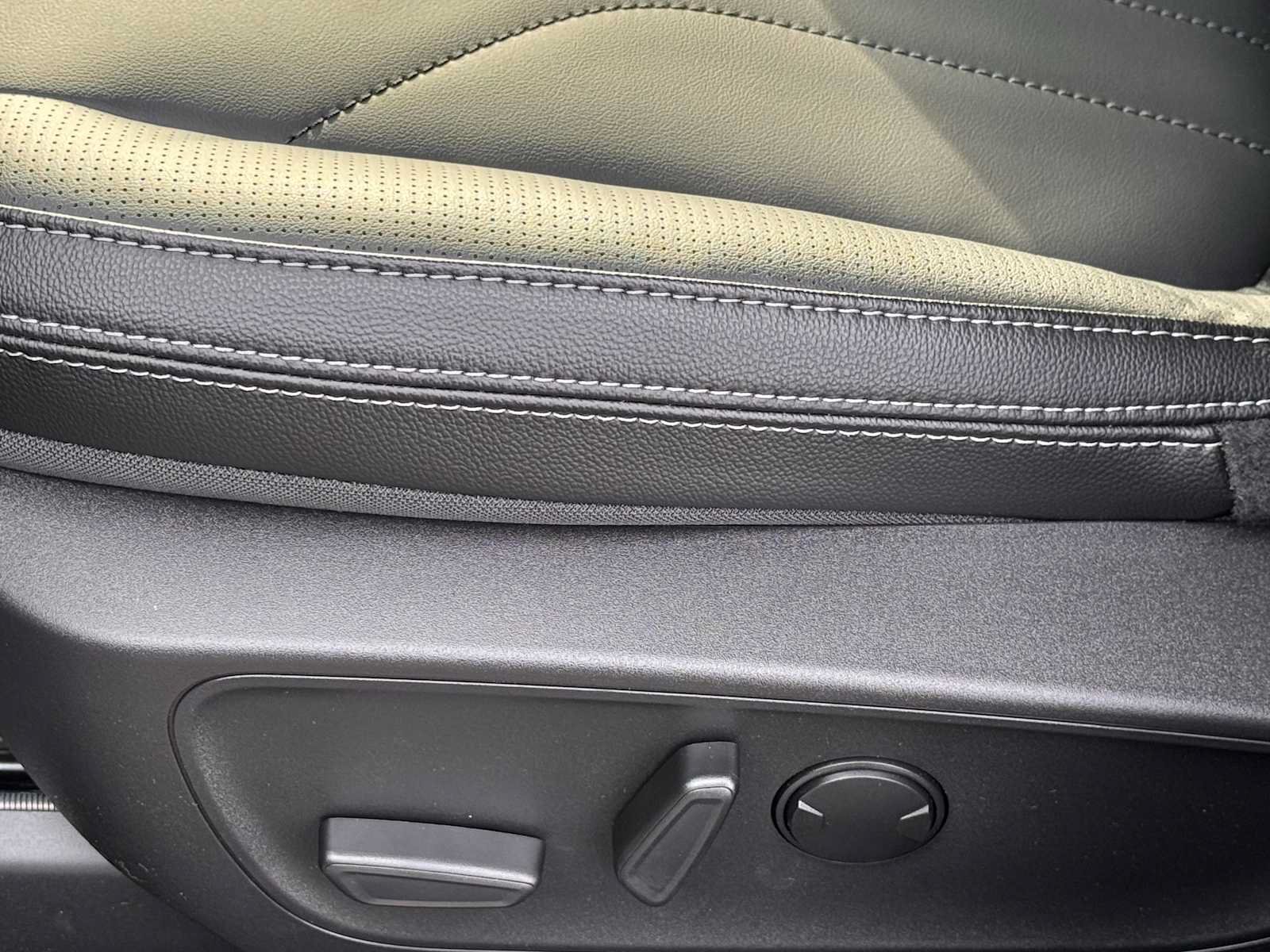 New 2026 Ford Escape SE w/ PHEV Premium Package FWD image 10