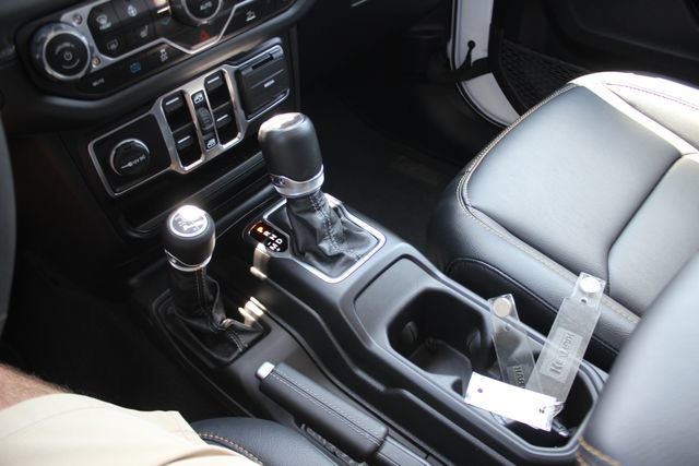 Used 2024 Jeep Wrangler Unlimited Sahara w/ Technology Group AWD/4WD image 11
