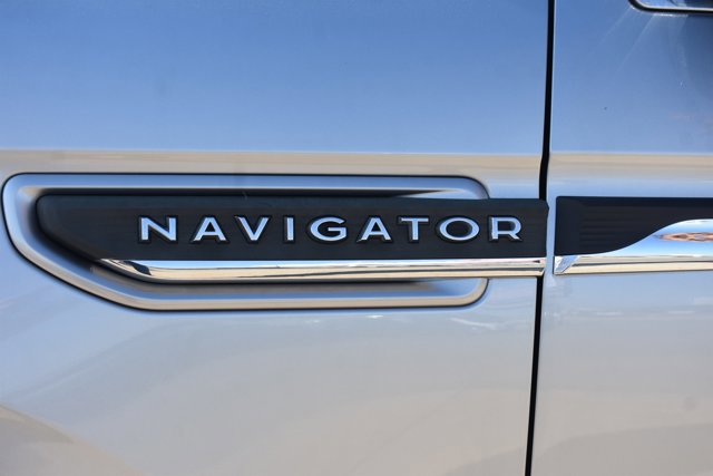Used 2023 Lincoln Navigator L Reserve image 10