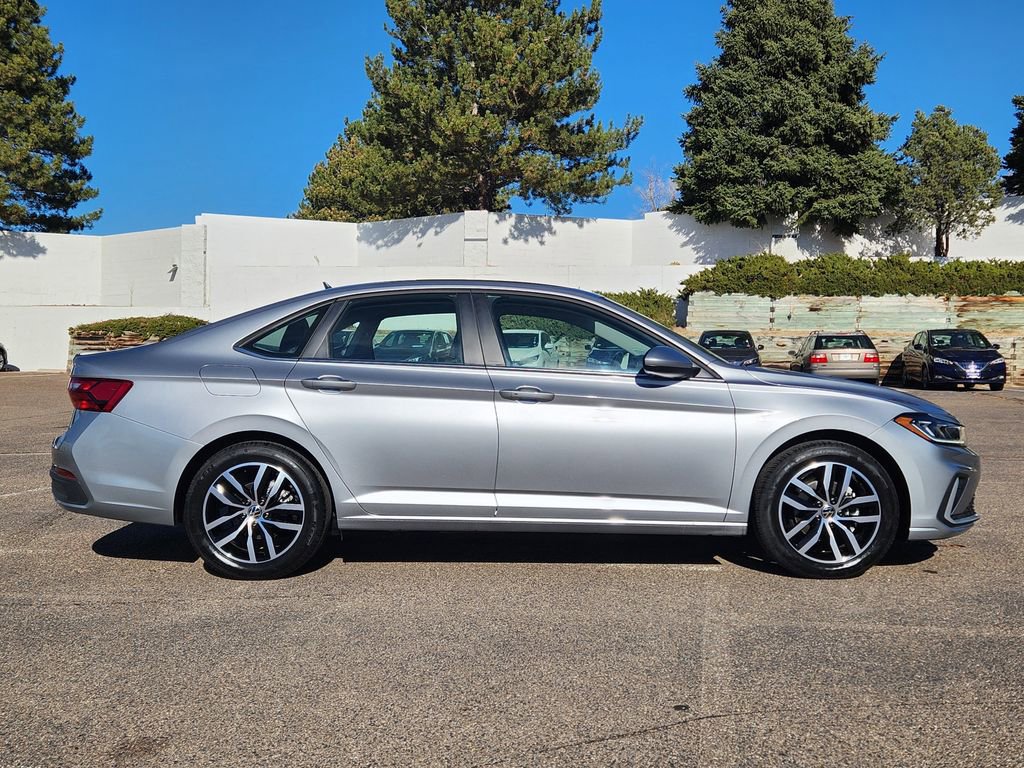 Certified 2025 Volkswagen Jetta SE image 2