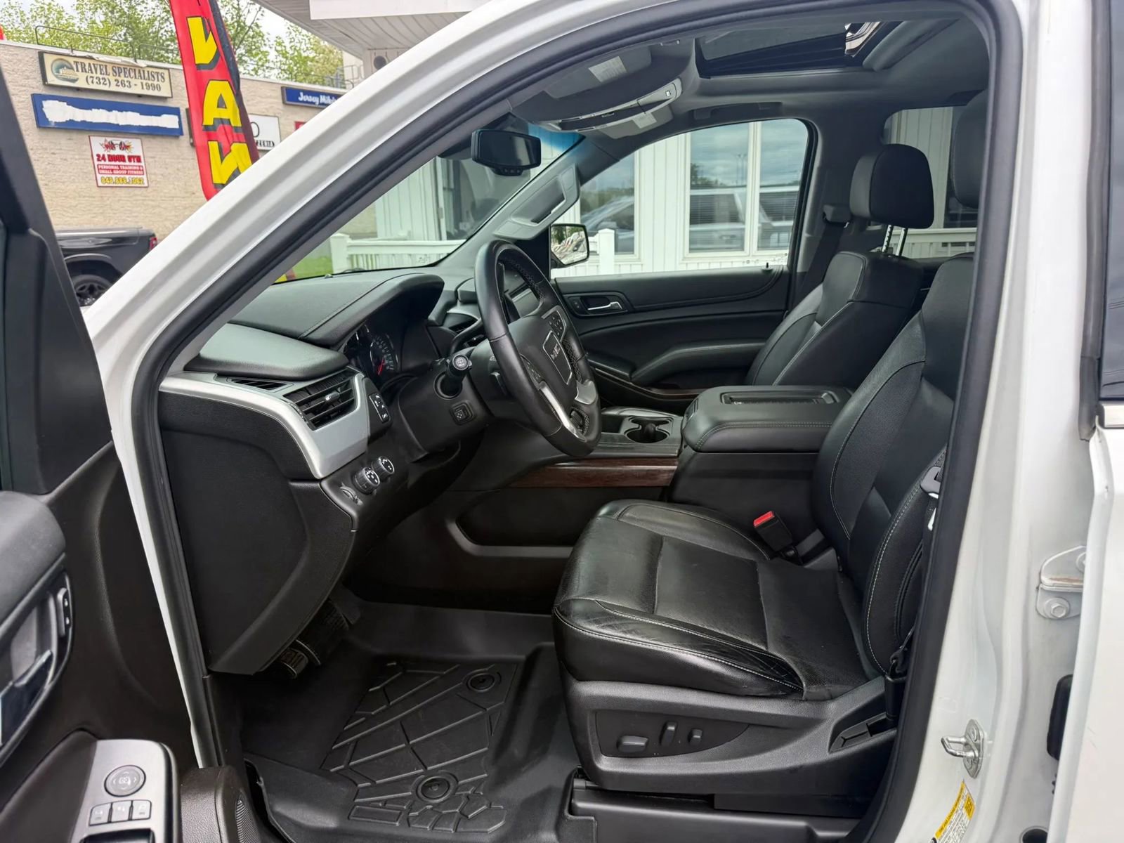 Used 2017 GMC Yukon XL SLT w/ Premium Edition AWD/4WD image 14