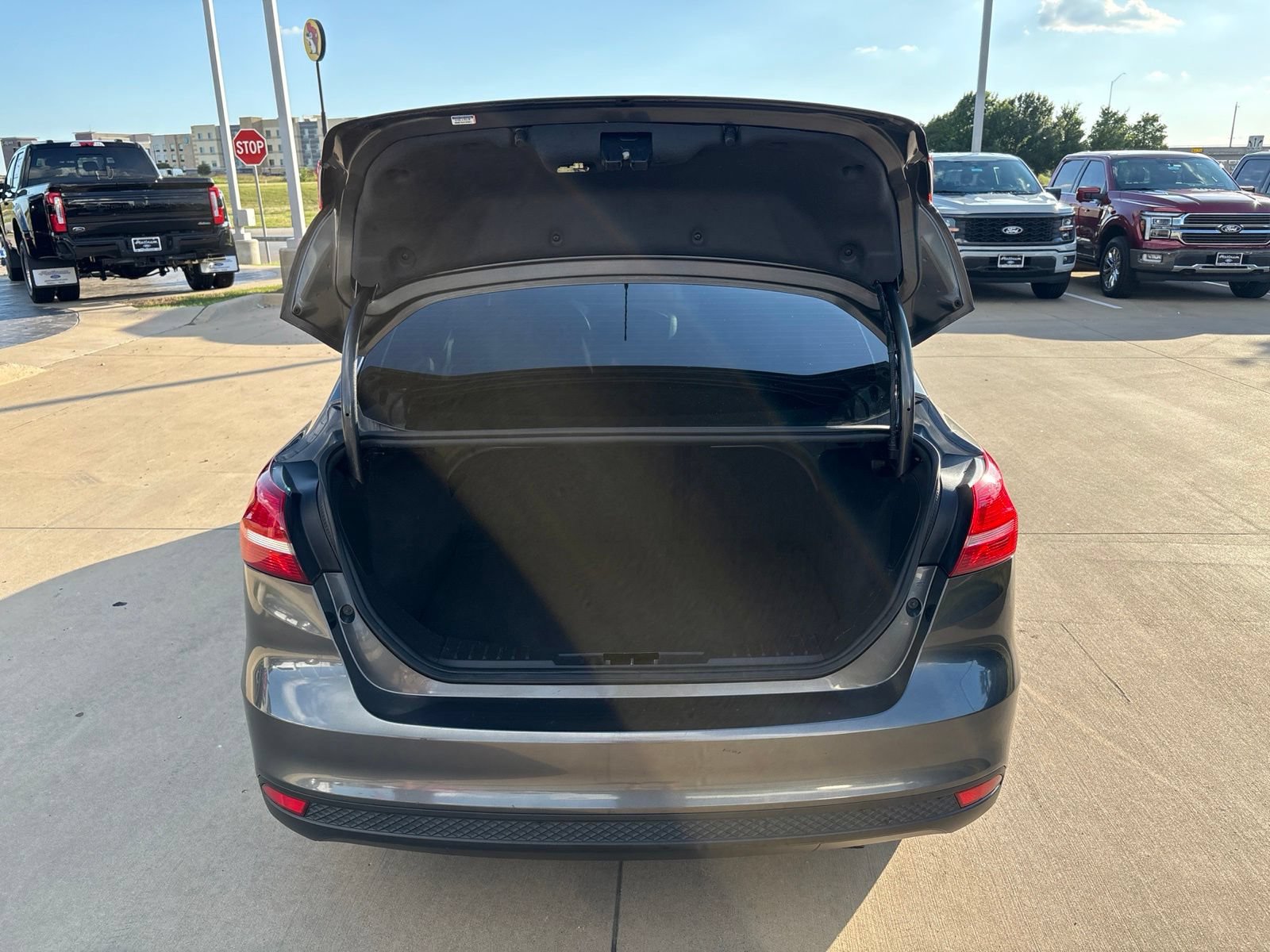 Used 2018 Ford Focus SE FWD image 5