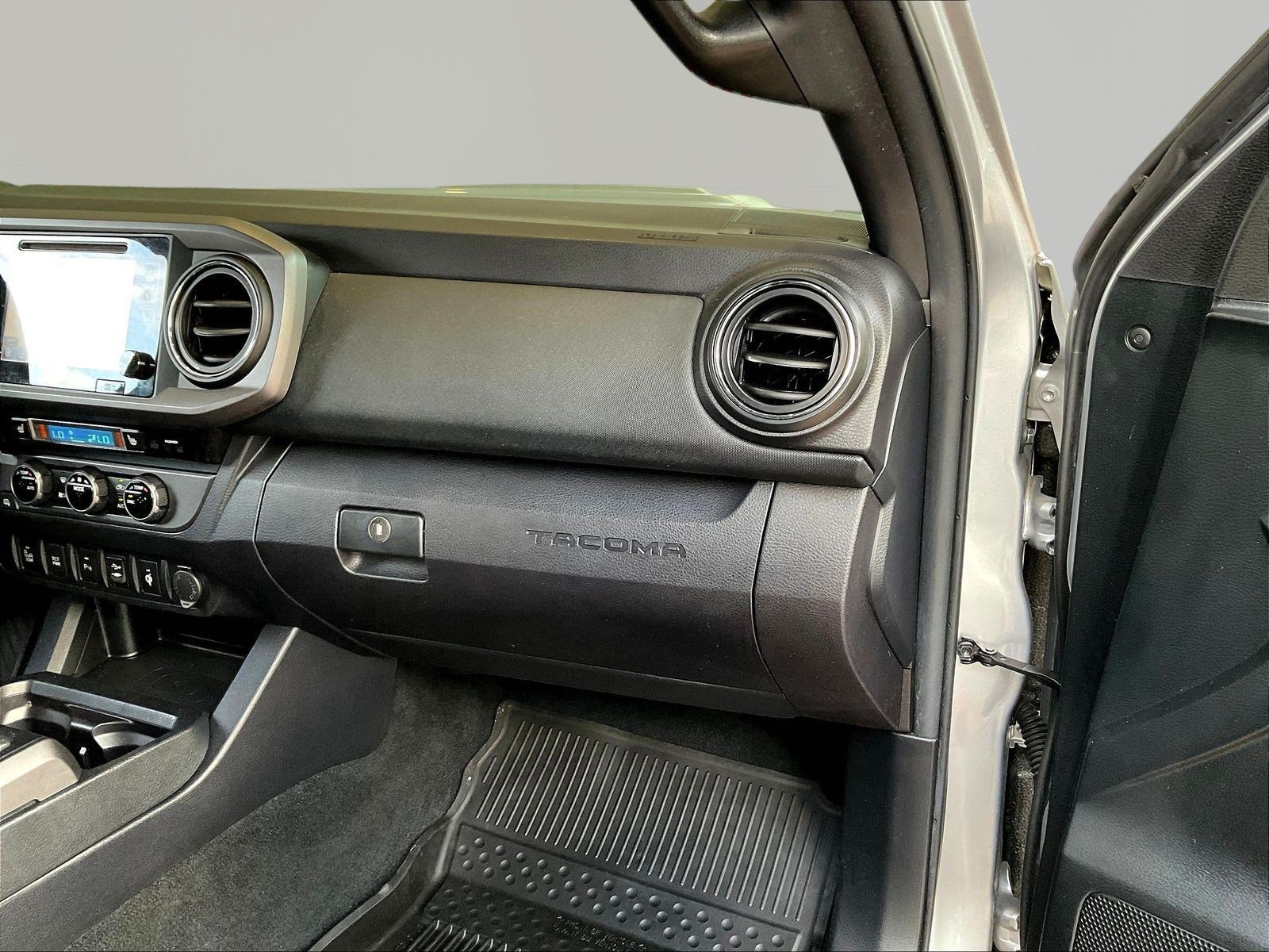 Used 2017 Toyota Tacoma SR5 RWD image 26