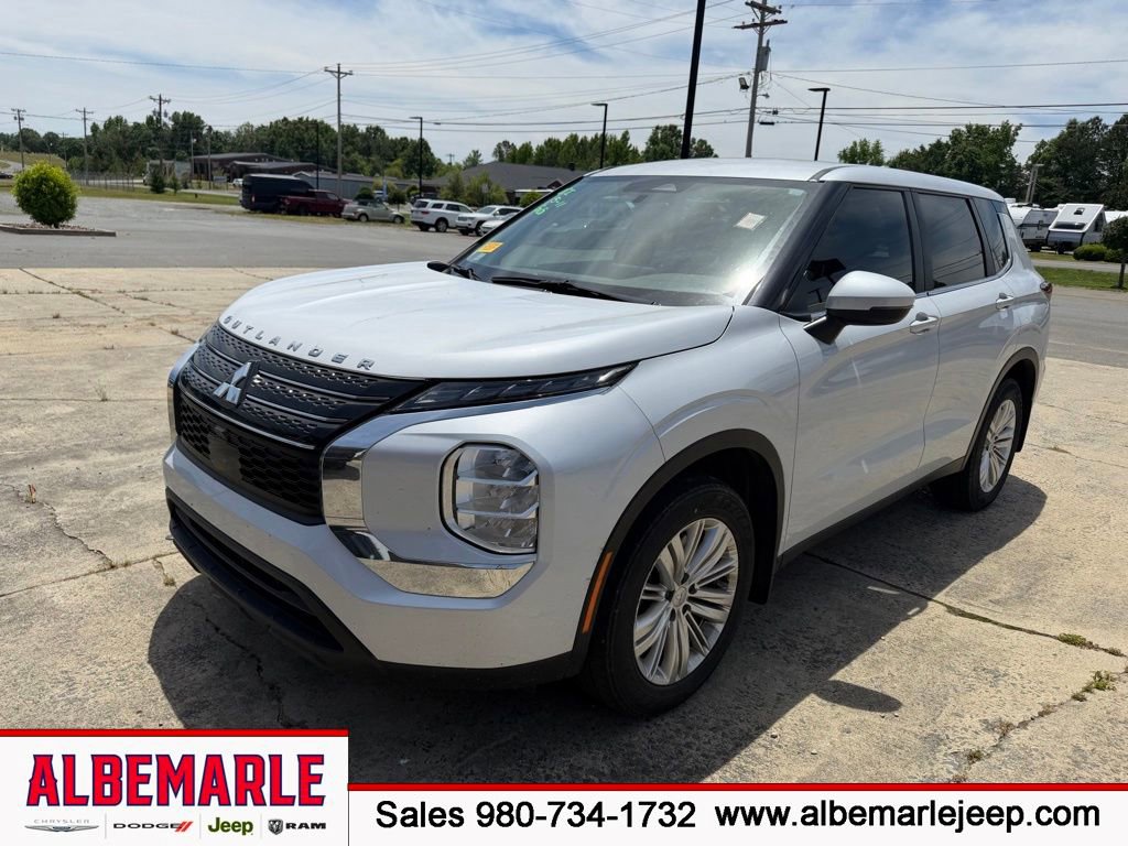 Used 2023 Mitsubishi Outlander ES FWD image 1