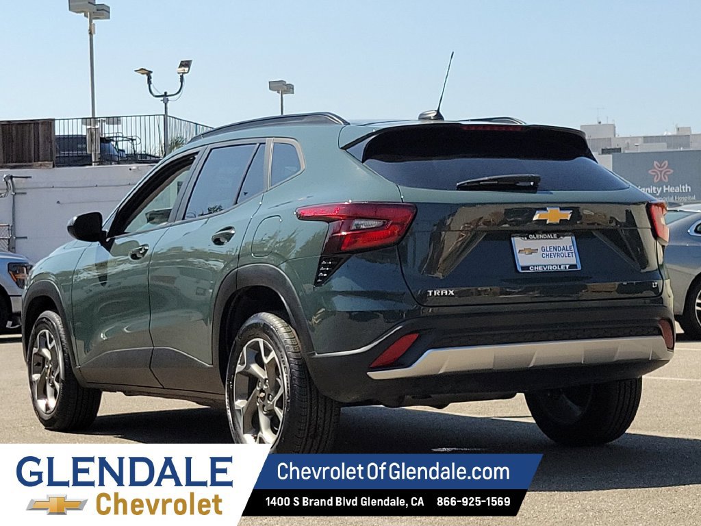Used 2025 Chevrolet Trax LT FWD image 5