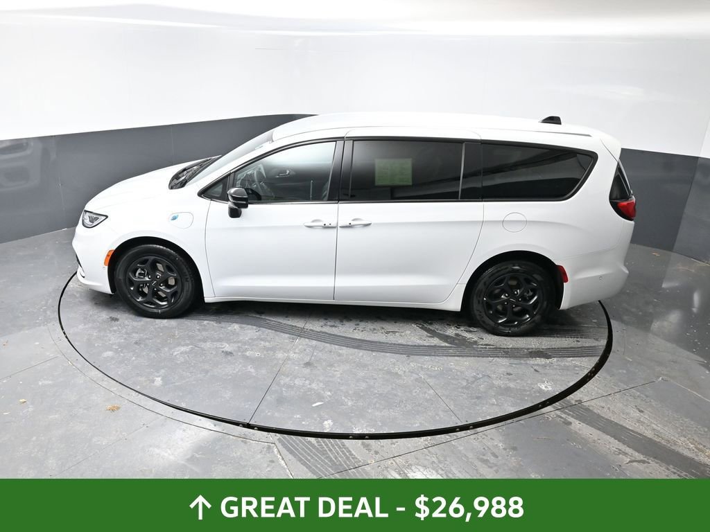 Used 2024 Chrysler Pacifica Select image 47