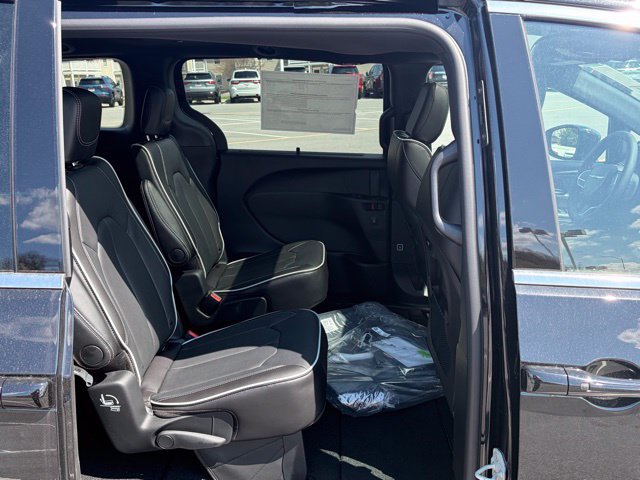 New 2026 Chrysler Pacifica Limited FWD image 31