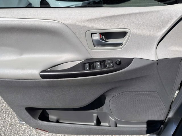 Used 2018 Toyota Sienna LE image 7
