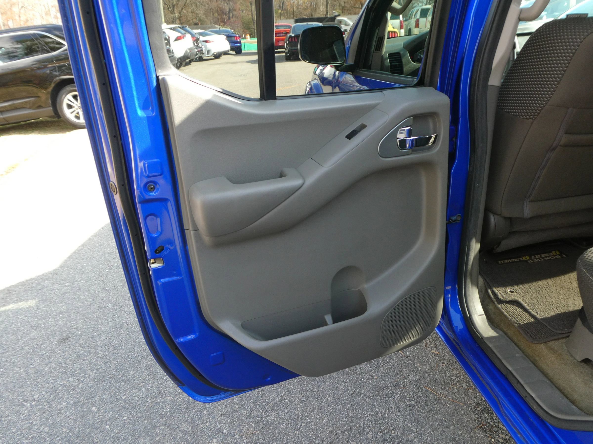 Used 2014 Nissan Frontier Desert Runner image 24