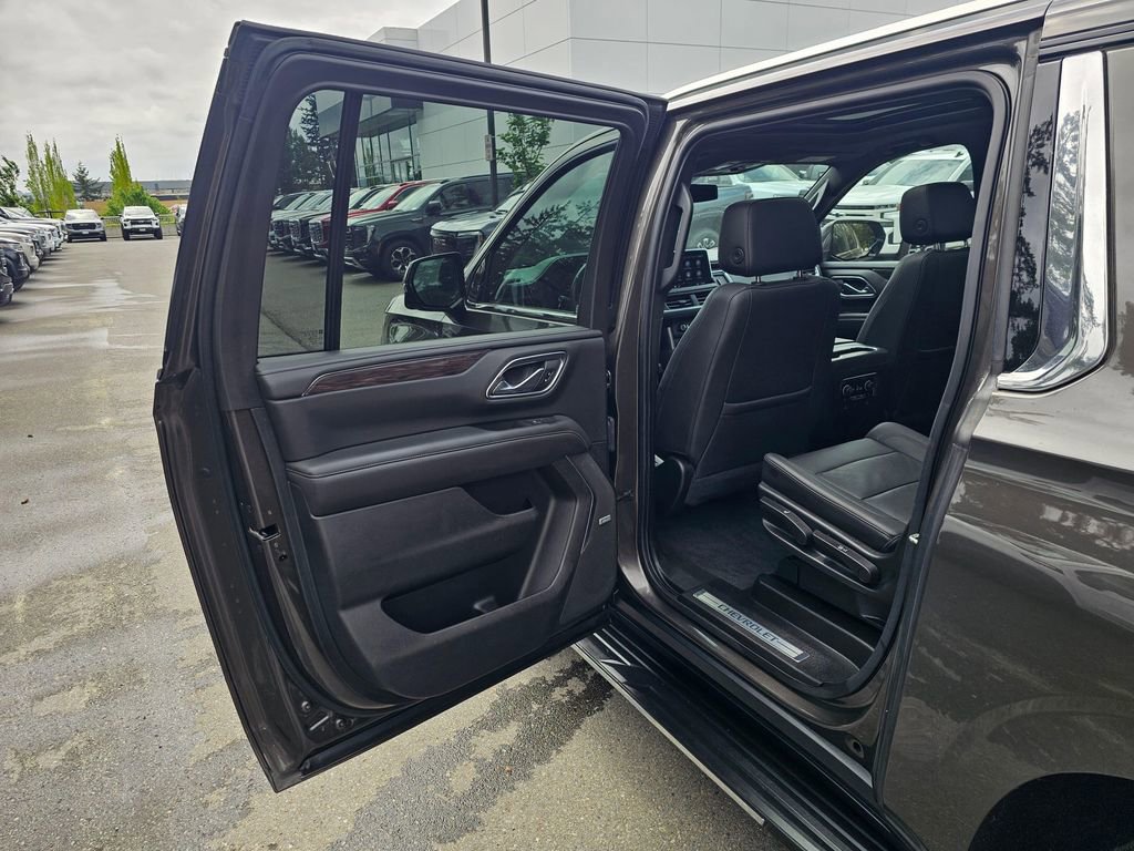 Used 2021 Chevrolet Suburban LT w/ LT Signature Package AWD/4WD image 16