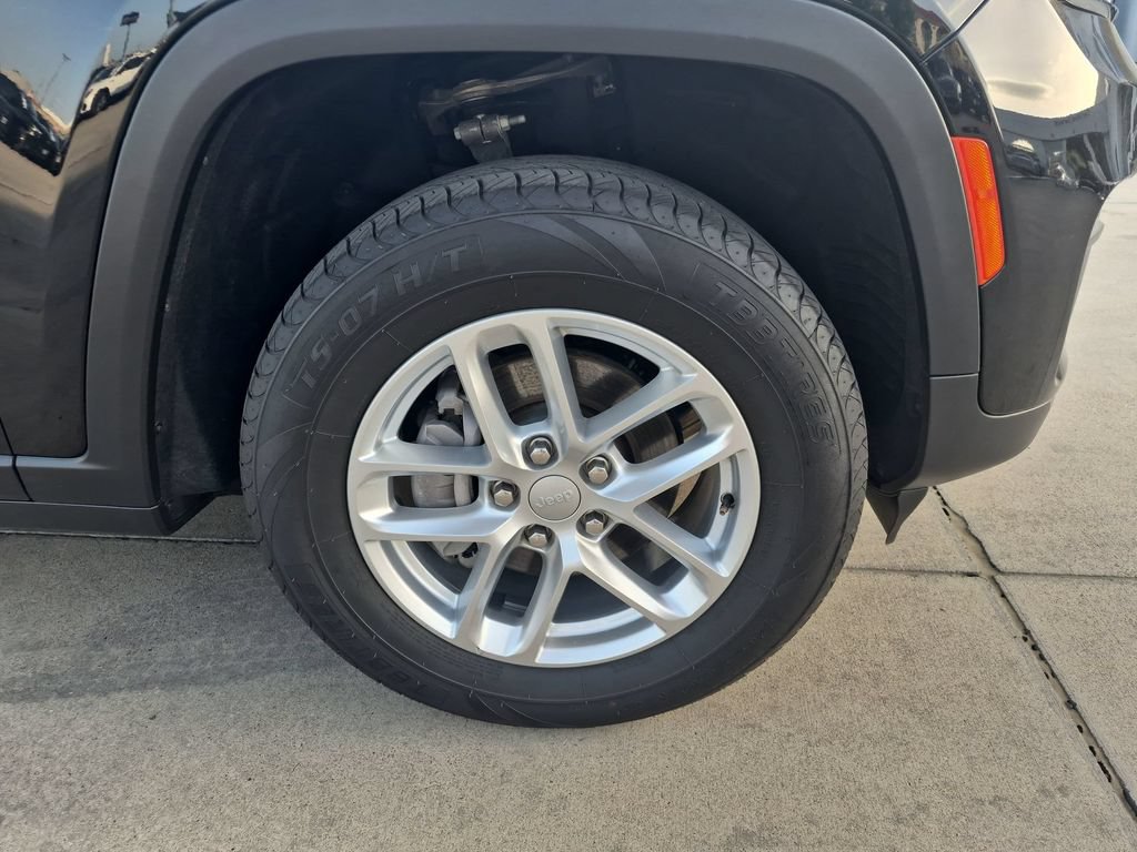 Used 2025 Jeep Grand Cherokee Laredo X RWD image 10