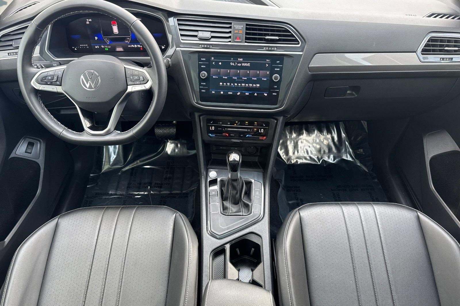 Used 2024 Volkswagen Tiguan SE w/ Panoramic Sunroof Package FWD image 17
