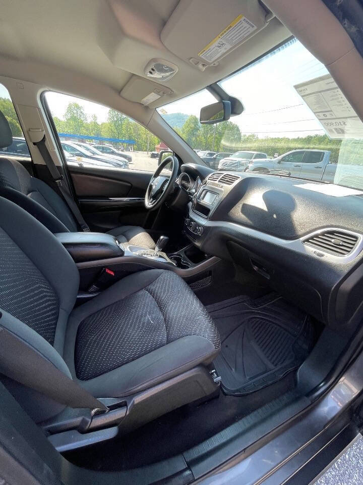 Used 2018 Dodge Journey SE w/ Blacktop Package FWD image 16