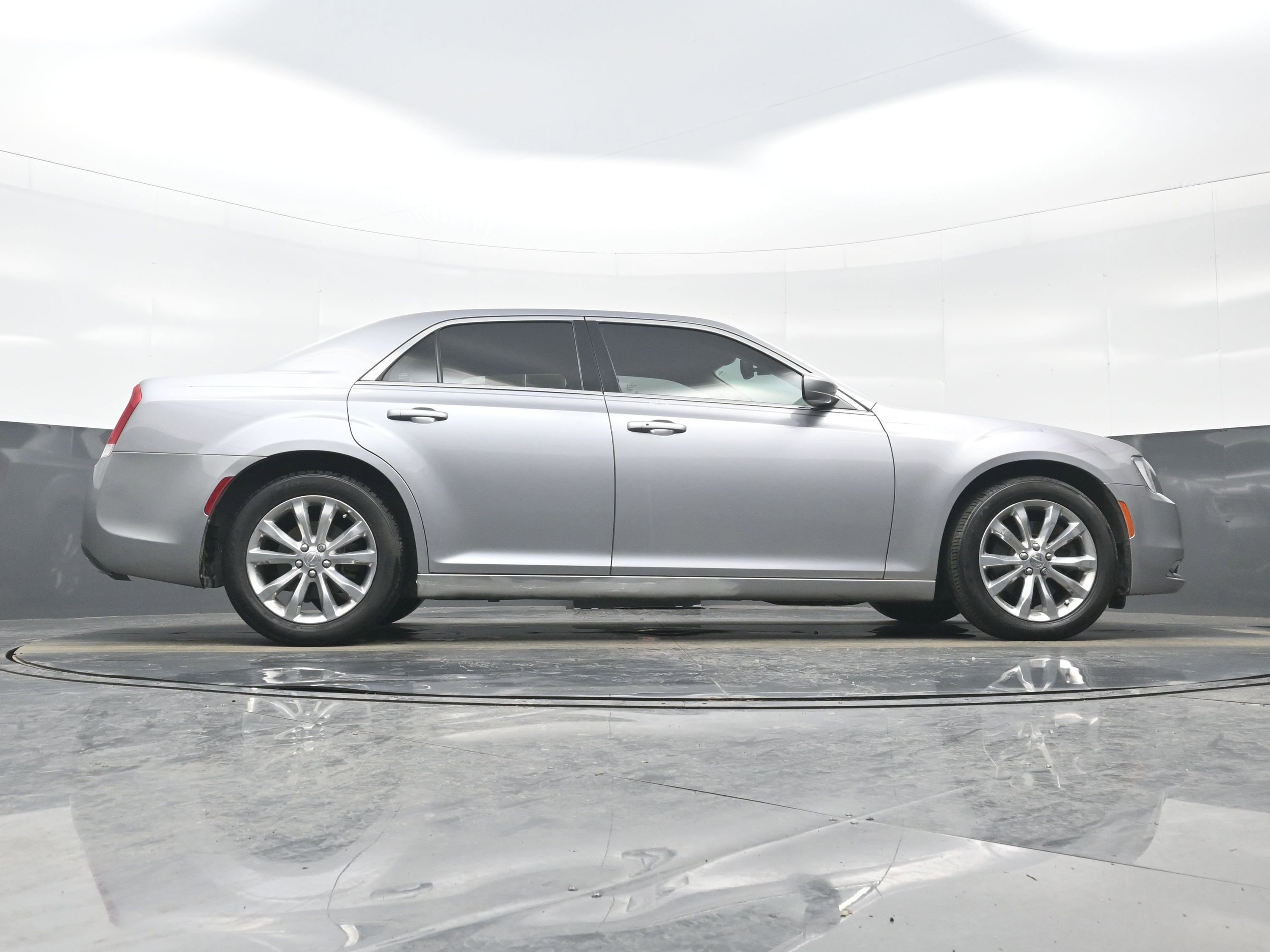 Used 2018 Chrysler 300 Touring image 31