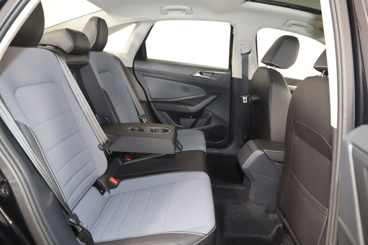 Used 2025 Volkswagen Jetta SE w/ Sunroof Package FWD image 15