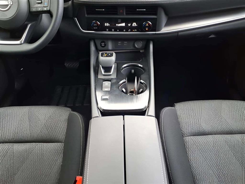 Used 2024 Nissan Rogue SV image 11