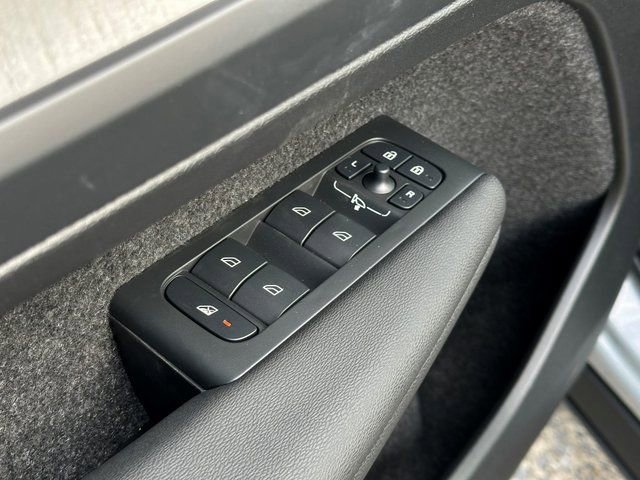 New 2025 Volvo XC40 B5 Plus w/ Climate Package image 17