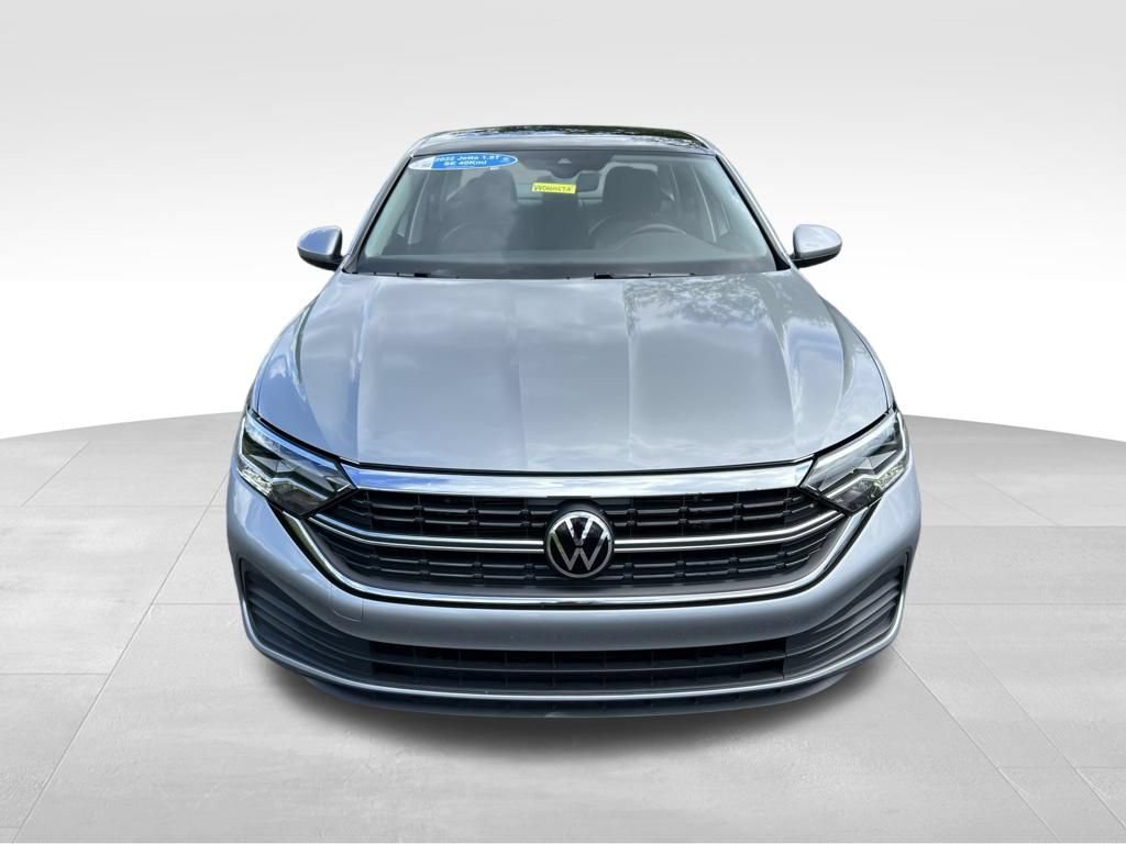 Certified 2022 Volkswagen Jetta SE FWD image 3