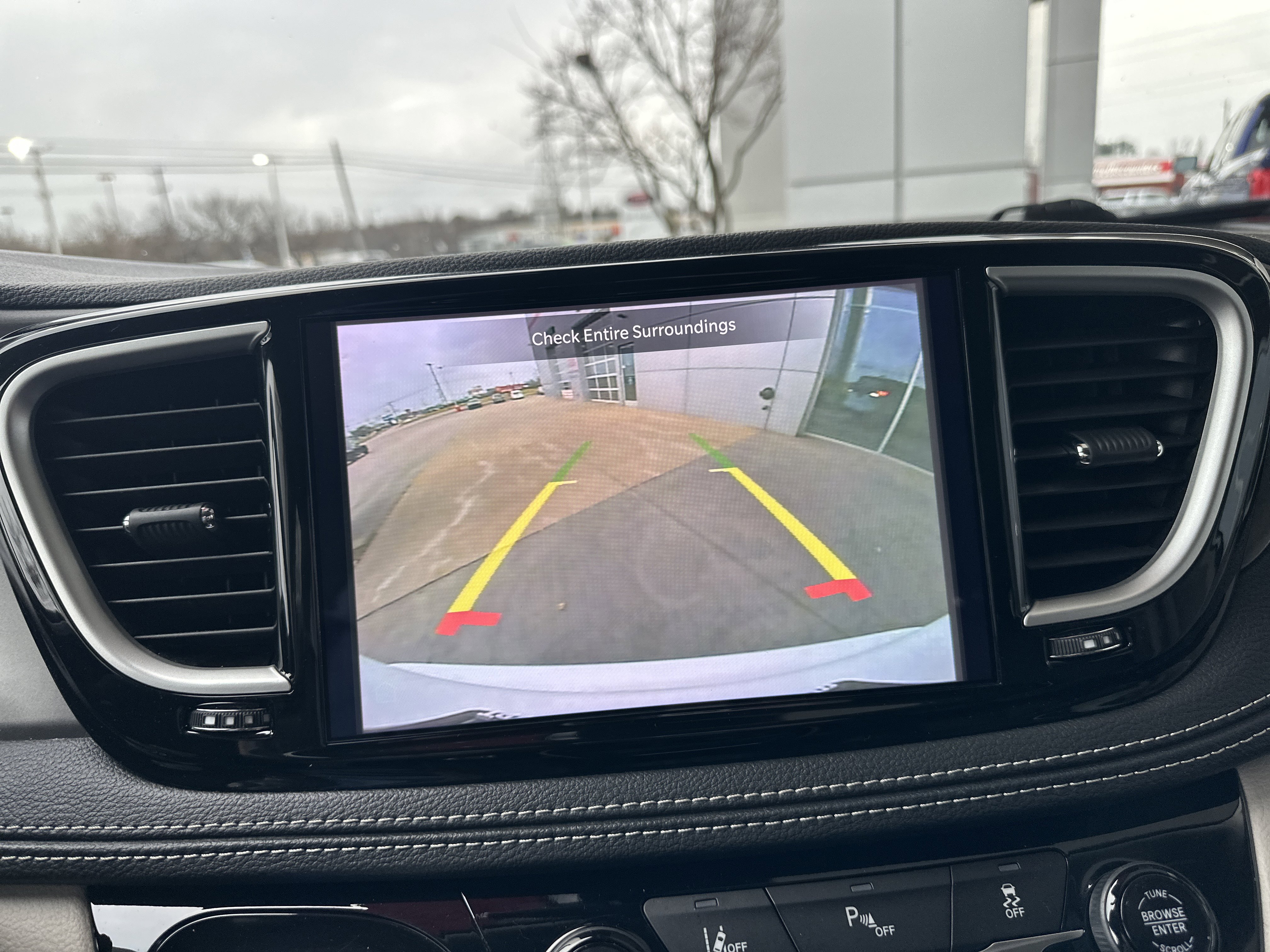 Used 2023 Chrysler Pacifica Touring-L image 35