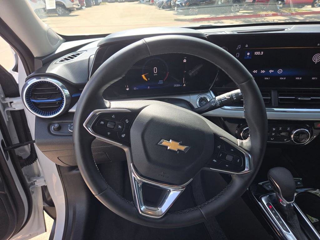 Used 2025 Chevrolet Trax LT w/ LT Convenience Package FWD image 18