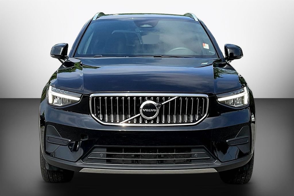 Used 2024 Volvo XC40 B5 Core AWD/4WD image 2
