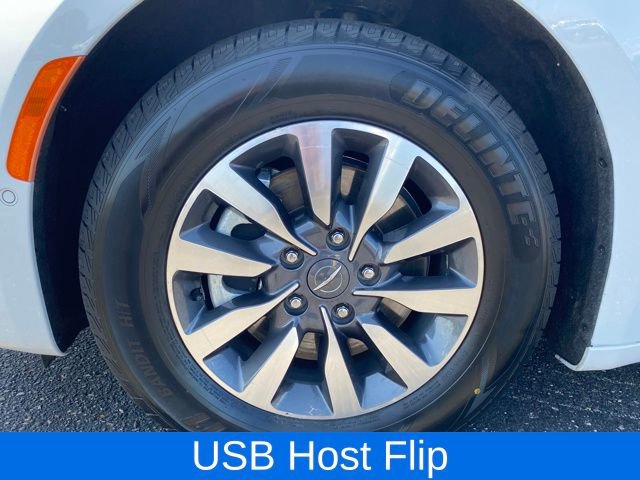 Used 2021 Chrysler Pacifica Touring-L image 23