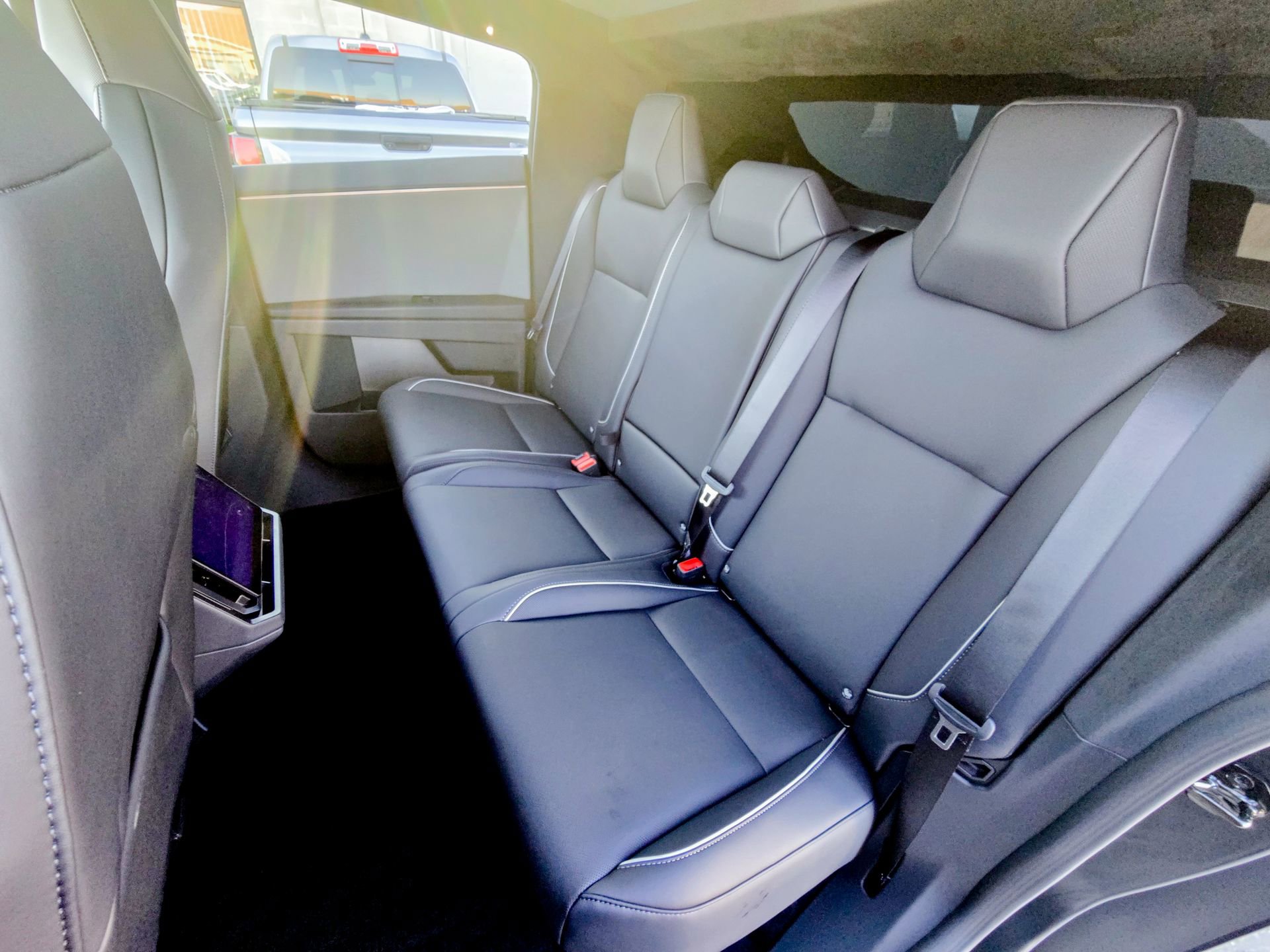 Used 2025 Tesla Cybertruck AWD Crew Cab image 31