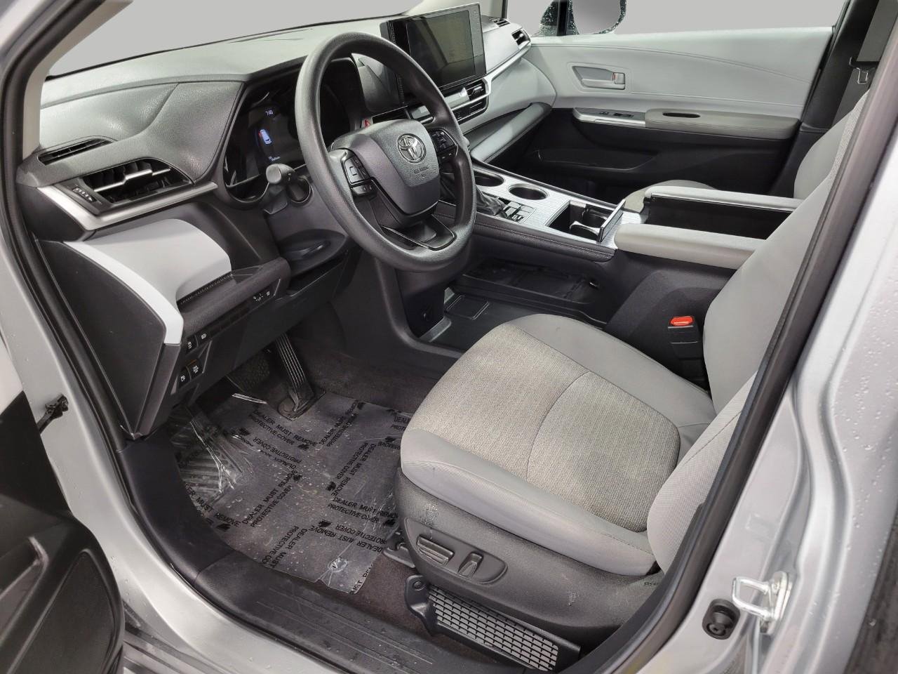 Used 2025 Toyota Sienna LE image 10