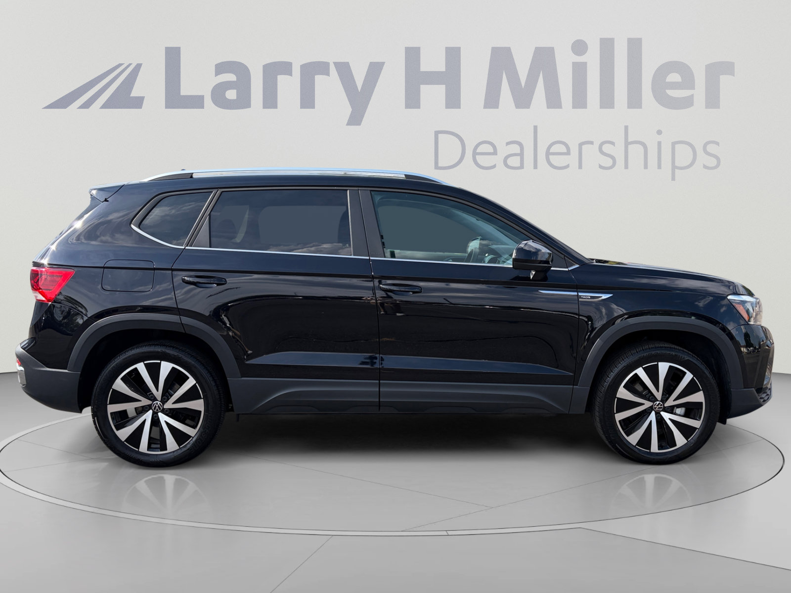 Certified 2023 Volkswagen Taos SE w/ Panoramic Sunroof Package AWD/4WD image 6