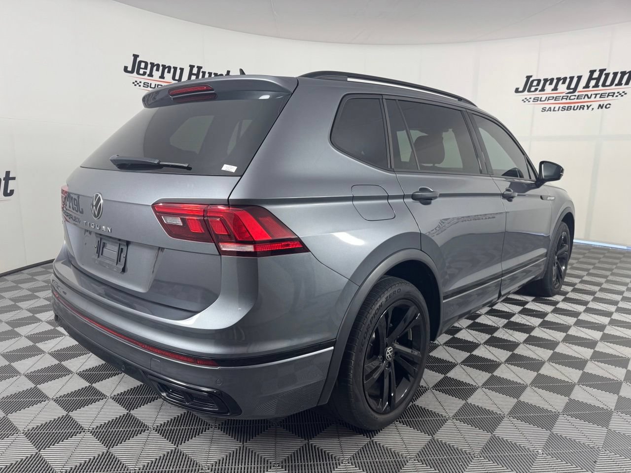 Used 2023 Volkswagen Tiguan SE R-Line FWD image 7