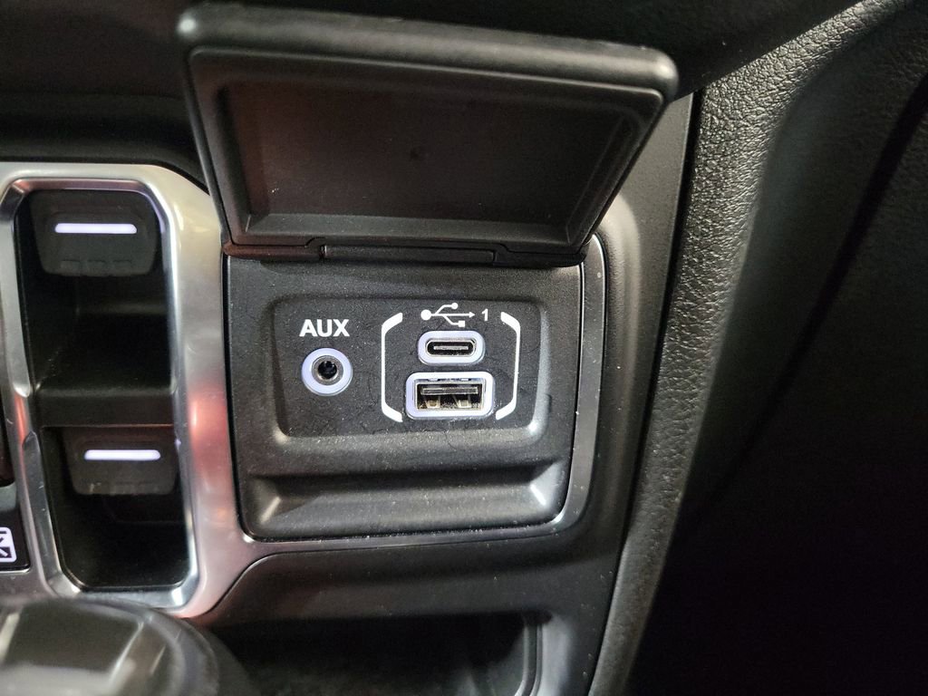 Used 2025 Jeep Wrangler Unlimited Sahara w/ Safety Group AWD/4WD image 22