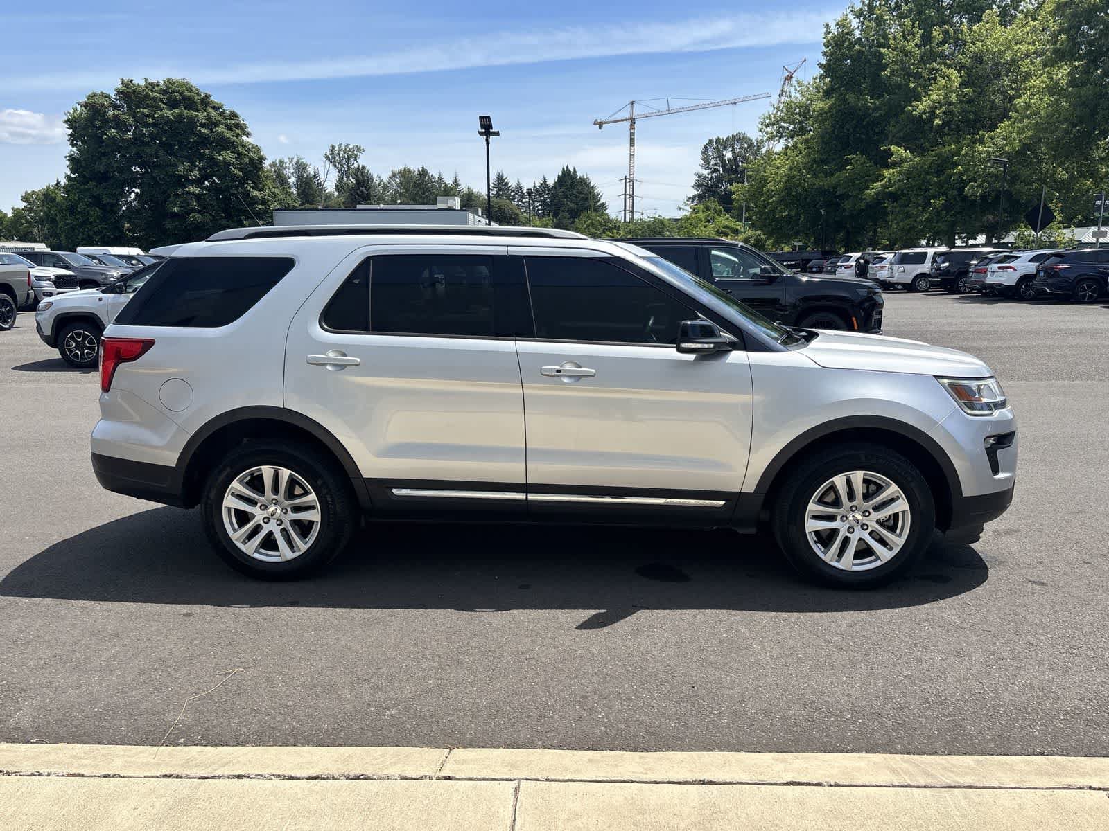 Used 2018 Ford Explorer XLT AWD/4WD image 6