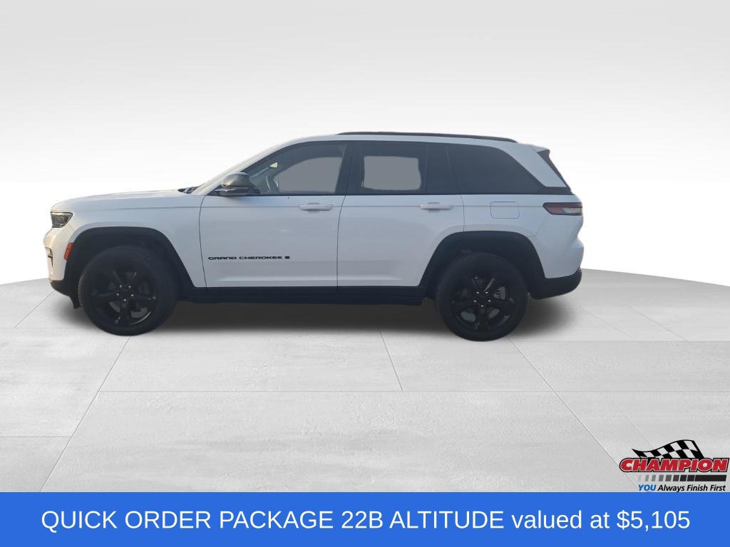 Used 2022 Jeep Grand Cherokee Altitude AWD/4WD image 2
