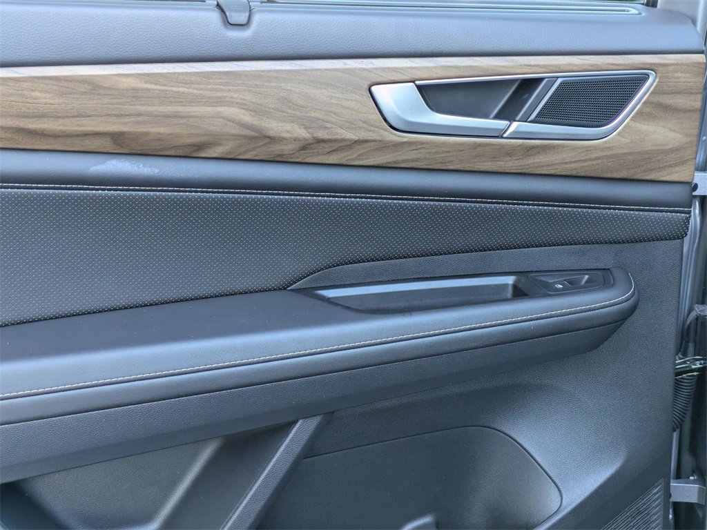 Used 2025 Volkswagen Atlas SE image 24