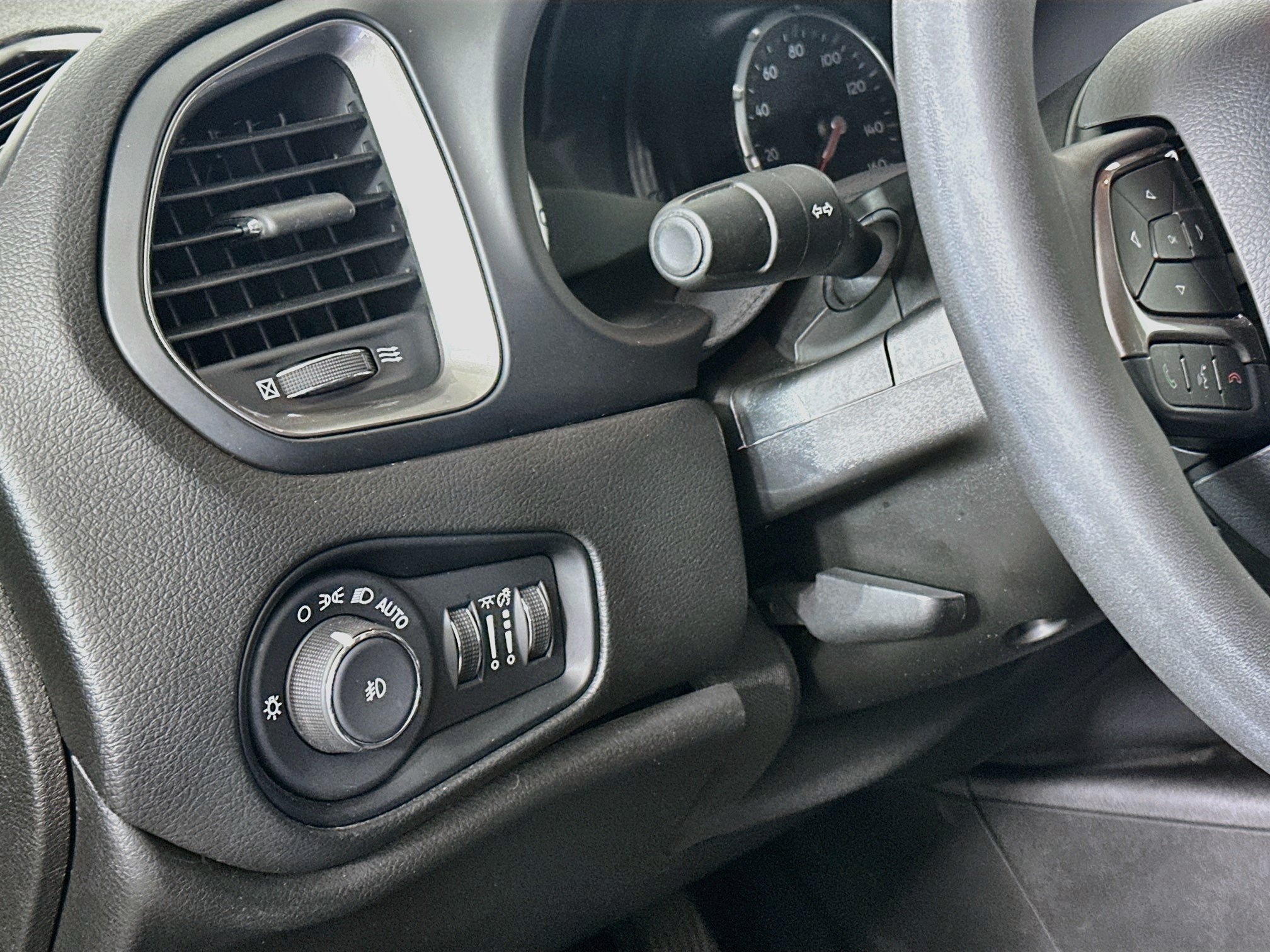 Used 2022 Jeep Renegade Latitude AWD/4WD image 17
