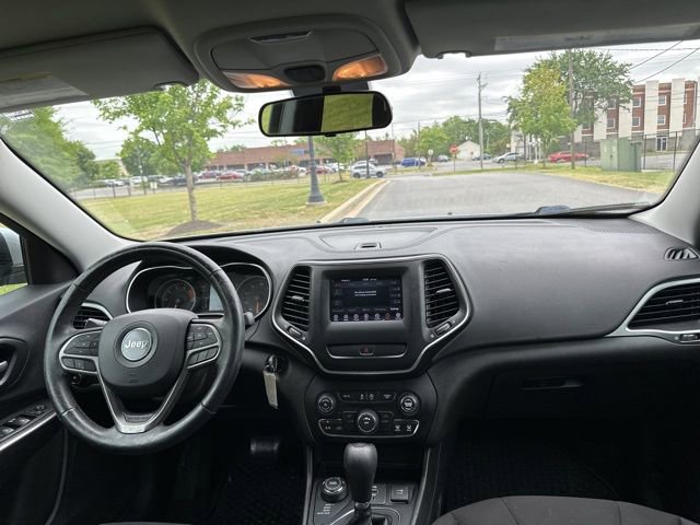 Used 2019 Jeep Cherokee Latitude w/ Cold Weather Group AWD/4WD image 3