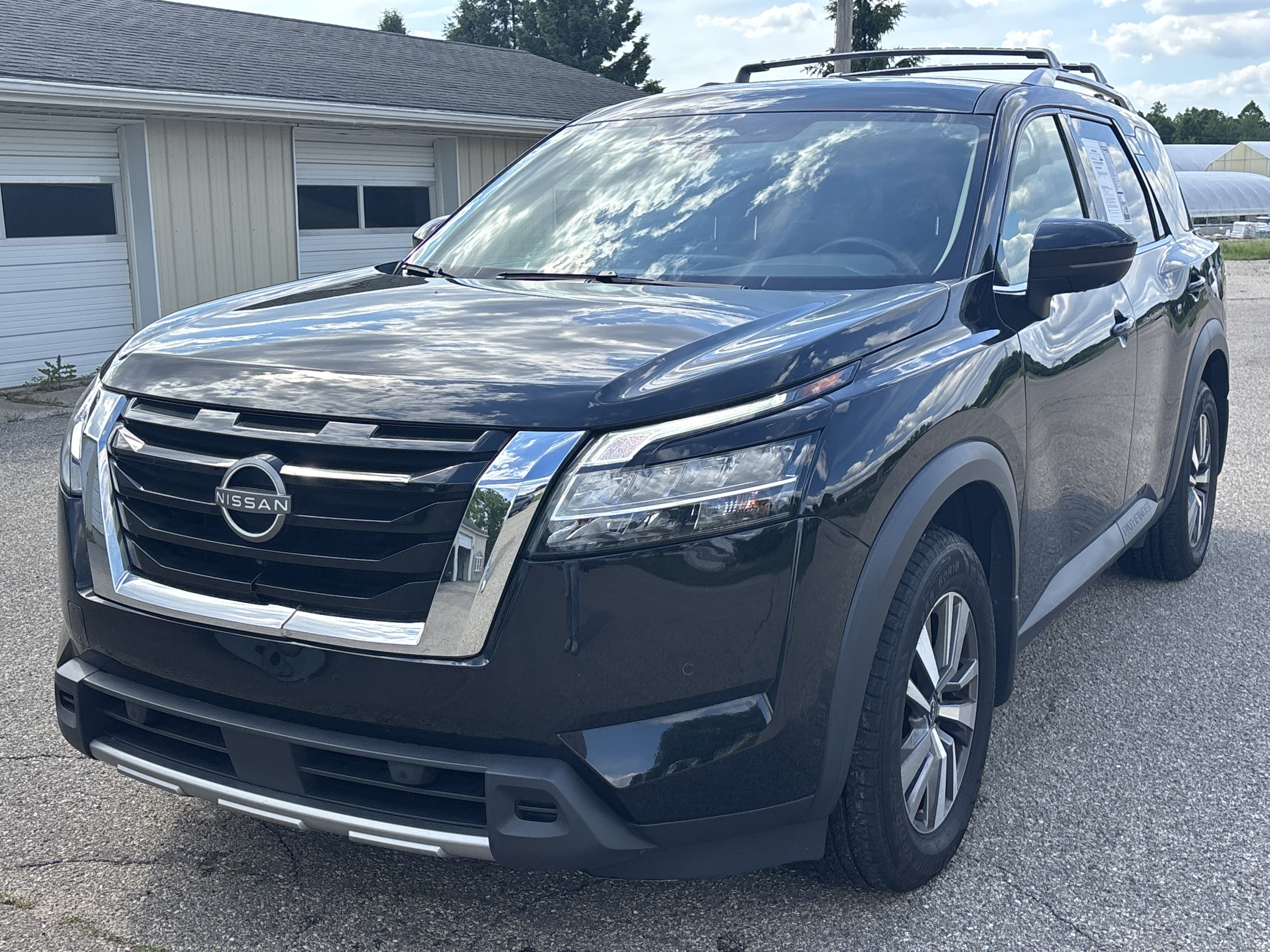 Used 2023 Nissan Pathfinder SL AWD/4WD image 11