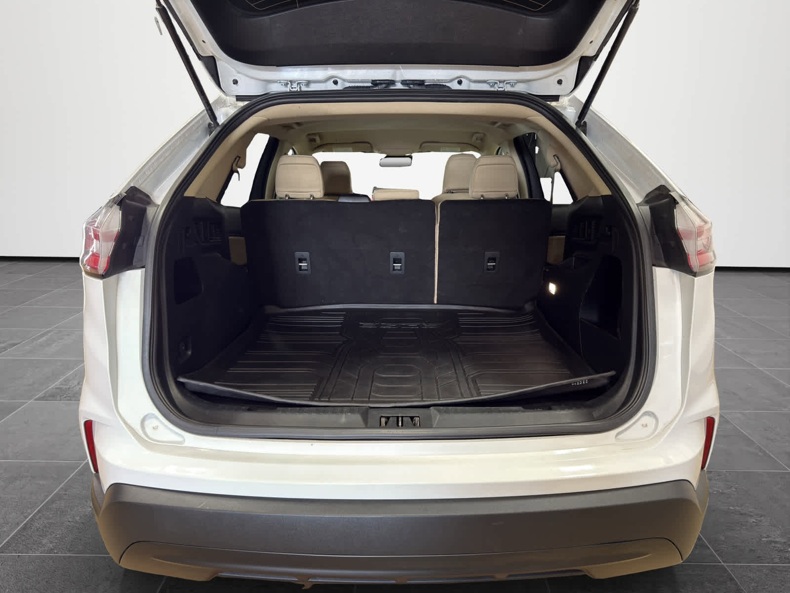 Used 2022 Ford Edge SE w/ Cargo Accessory Package image 25