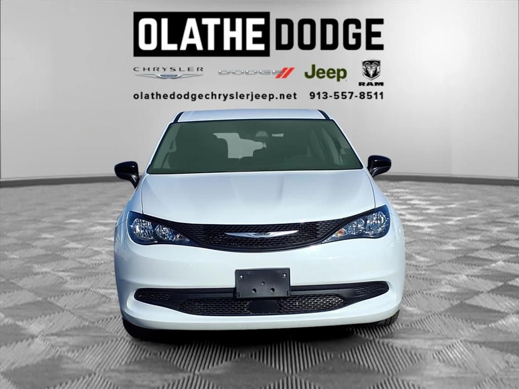 Used 2024 Chrysler Voyager LX image 33